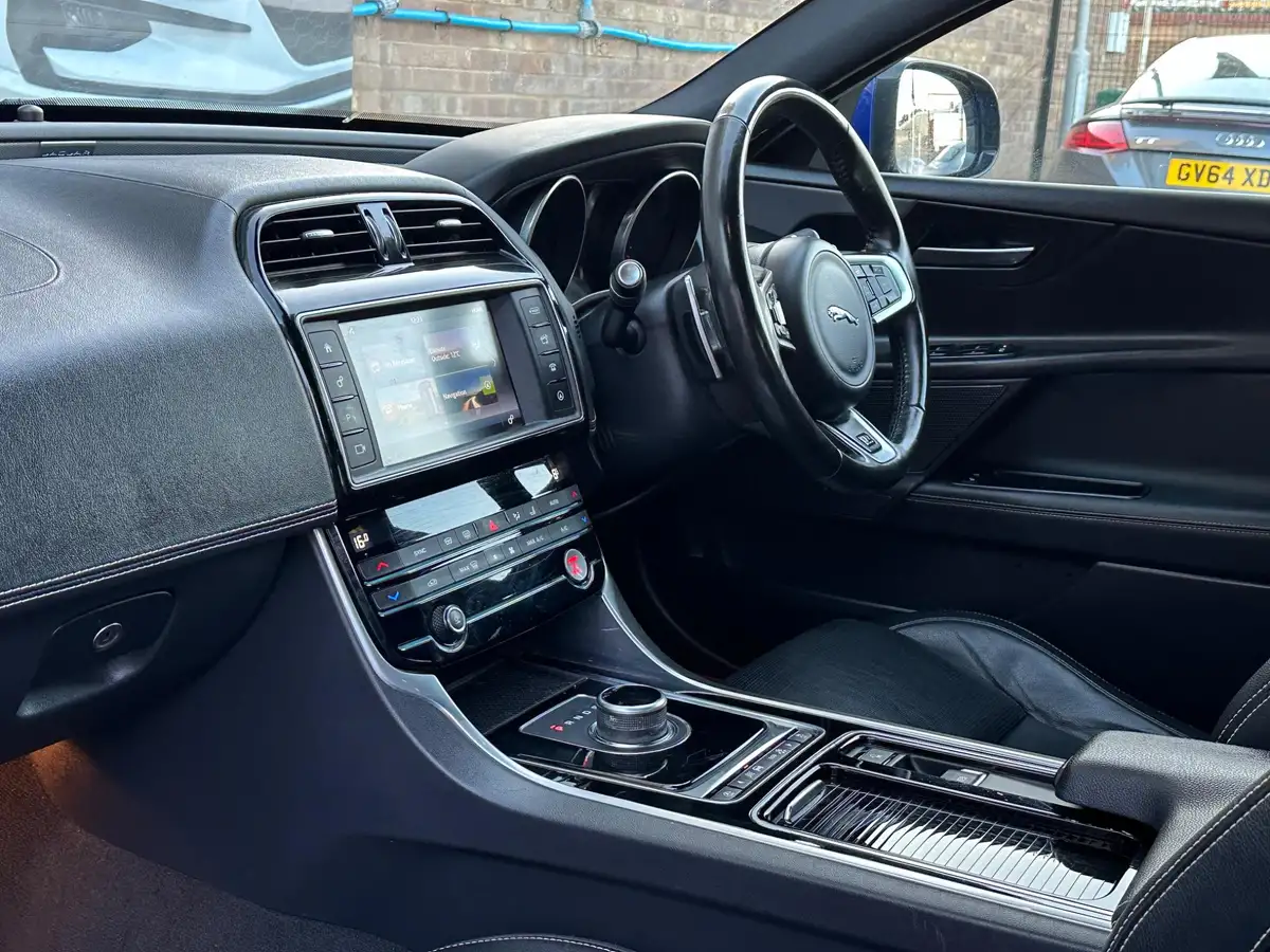 2018-jaguar-xe-20i-r-sport-249ps-1998cc-big-40