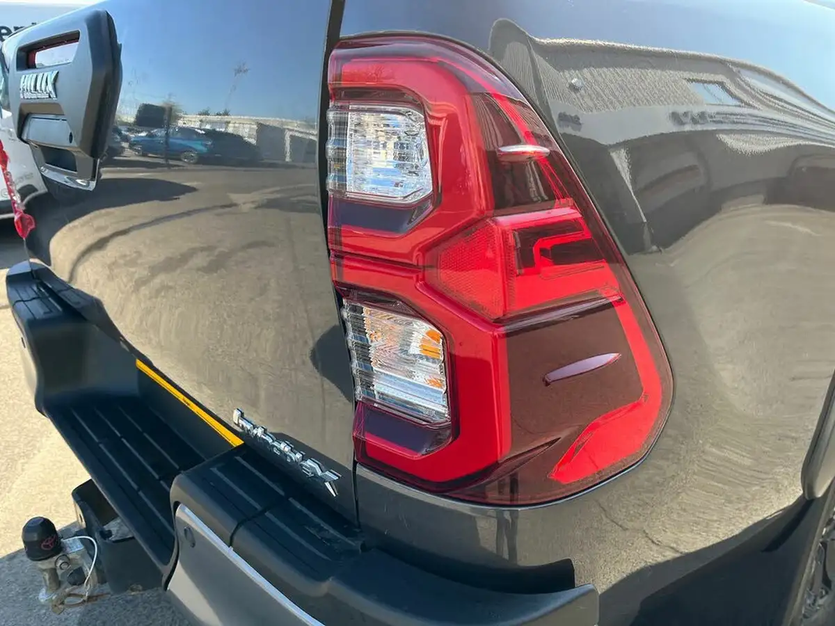 2023-toyota-hi-lux-28d-4d-invincible-x-2754cc-auto-big-15