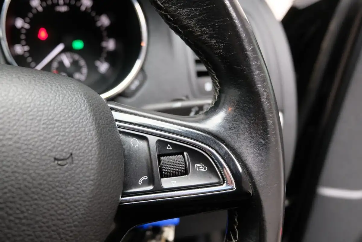 2015-skoda-yeti-20tdi-black-edition-dsg-big-11