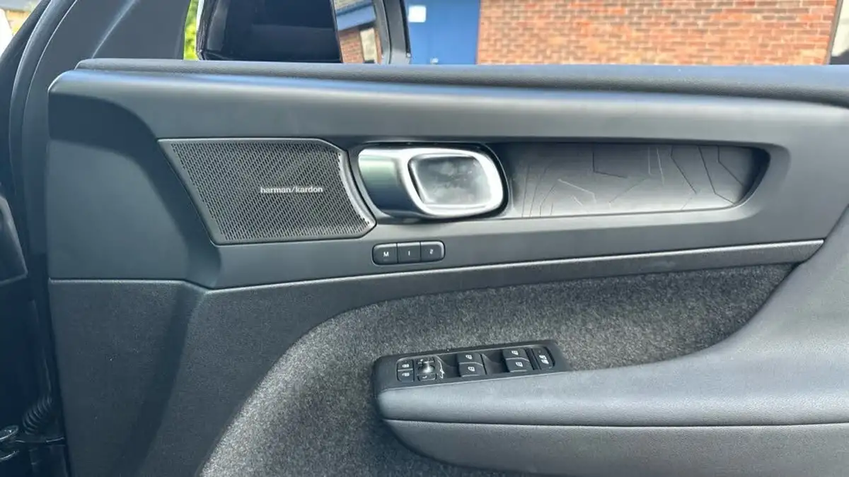 2025-volvo-ex40-e-ultra-black-edition-big-25