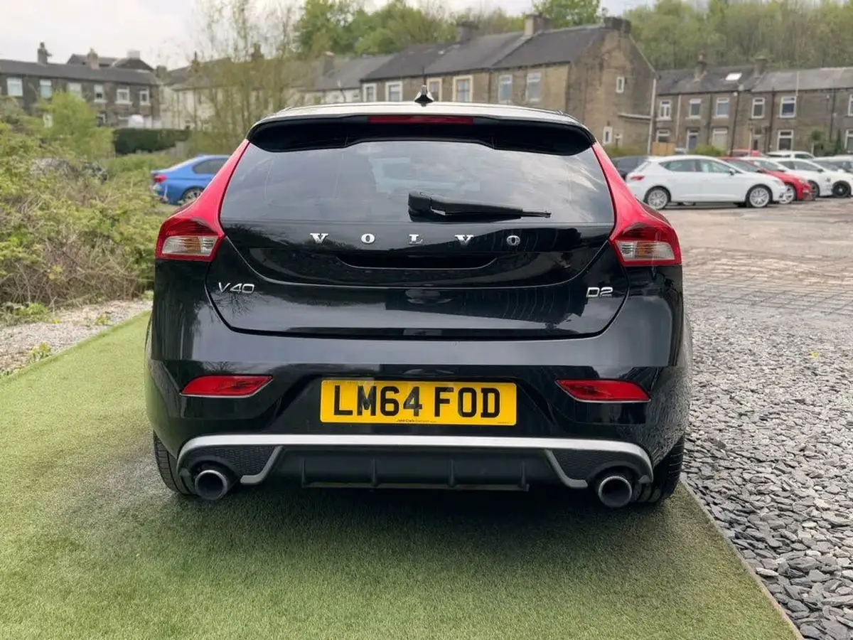 2014-volvo-v40-16td-d2-r-design-lux-powershift-big-1
