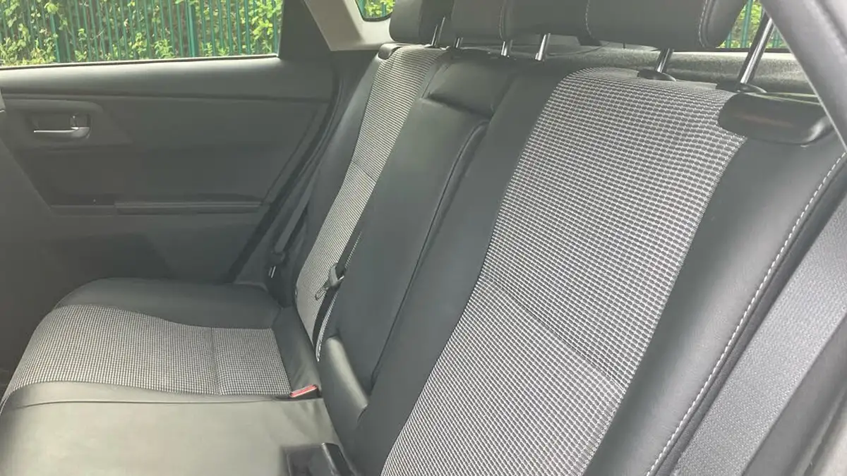 2016-toyota-auris-18-vvt-i-hsd-excel-hatchback-big-12