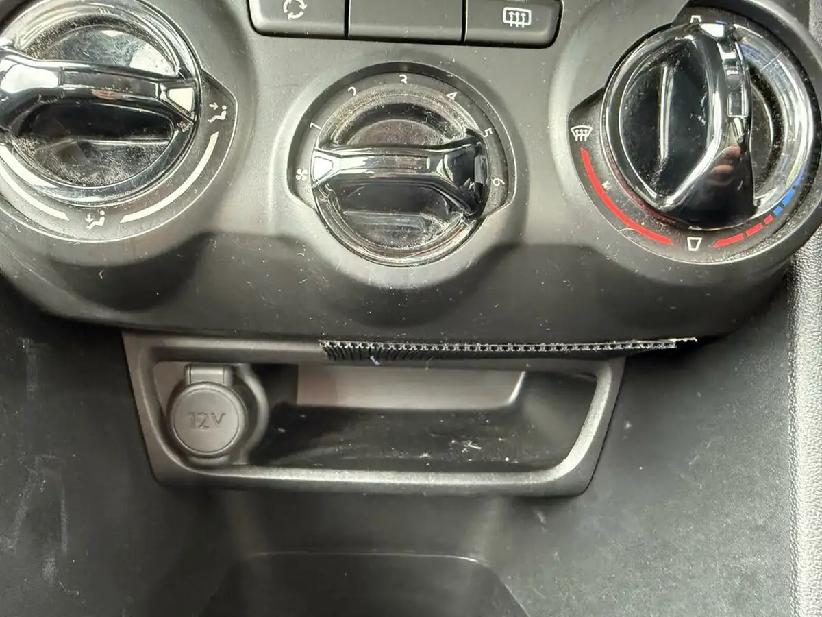 2015-peugeot-208-10-access-puretech-3d-big-14