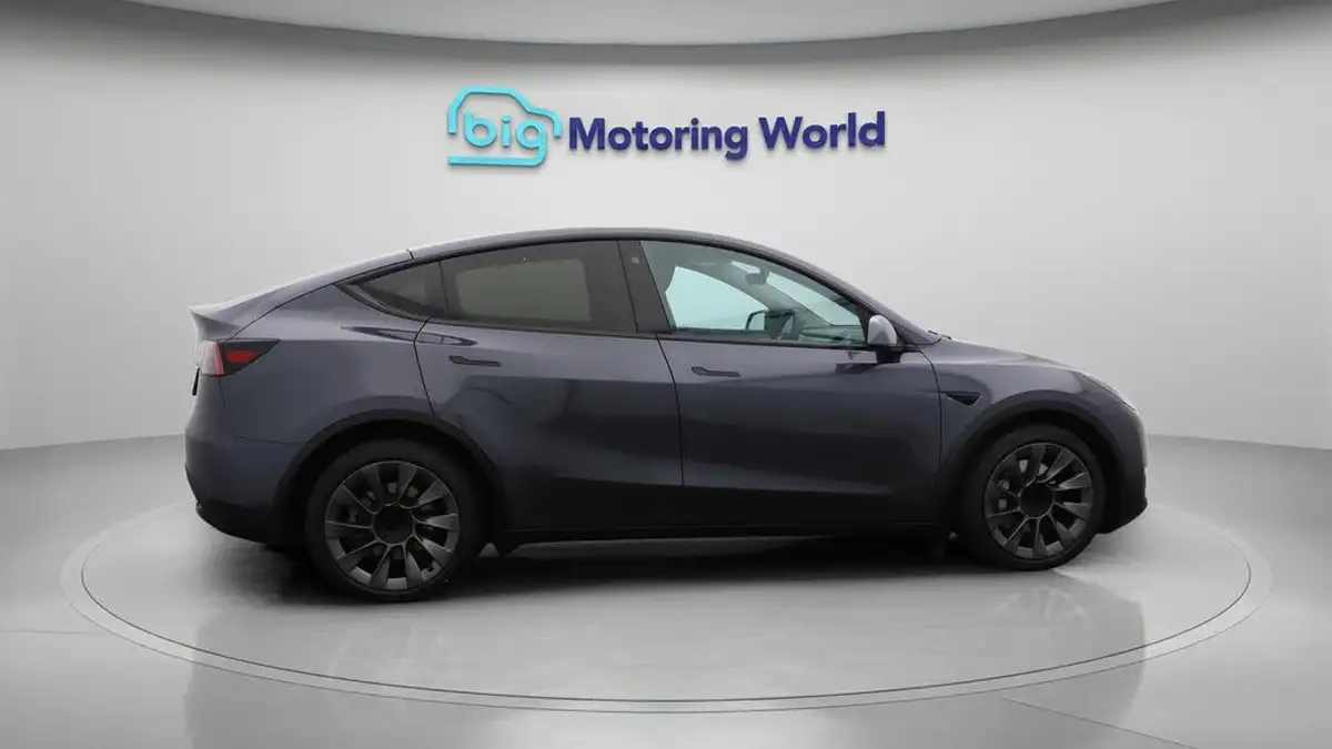 2022-tesla-model-y-e-long-range-big-8