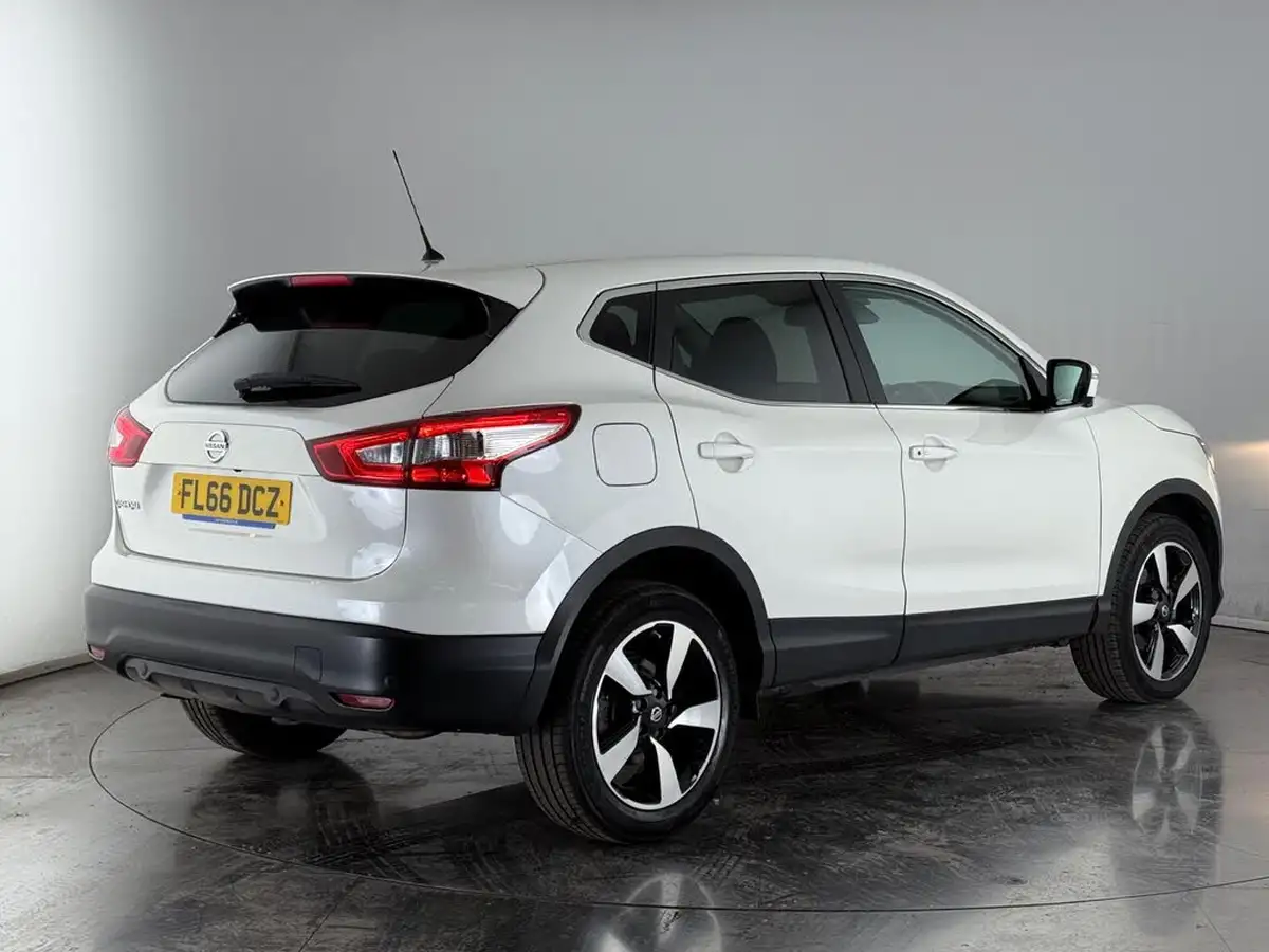 2016-nissan-qashqai-12-dig-t-n-connecta-xtronic-cvt-big-4
