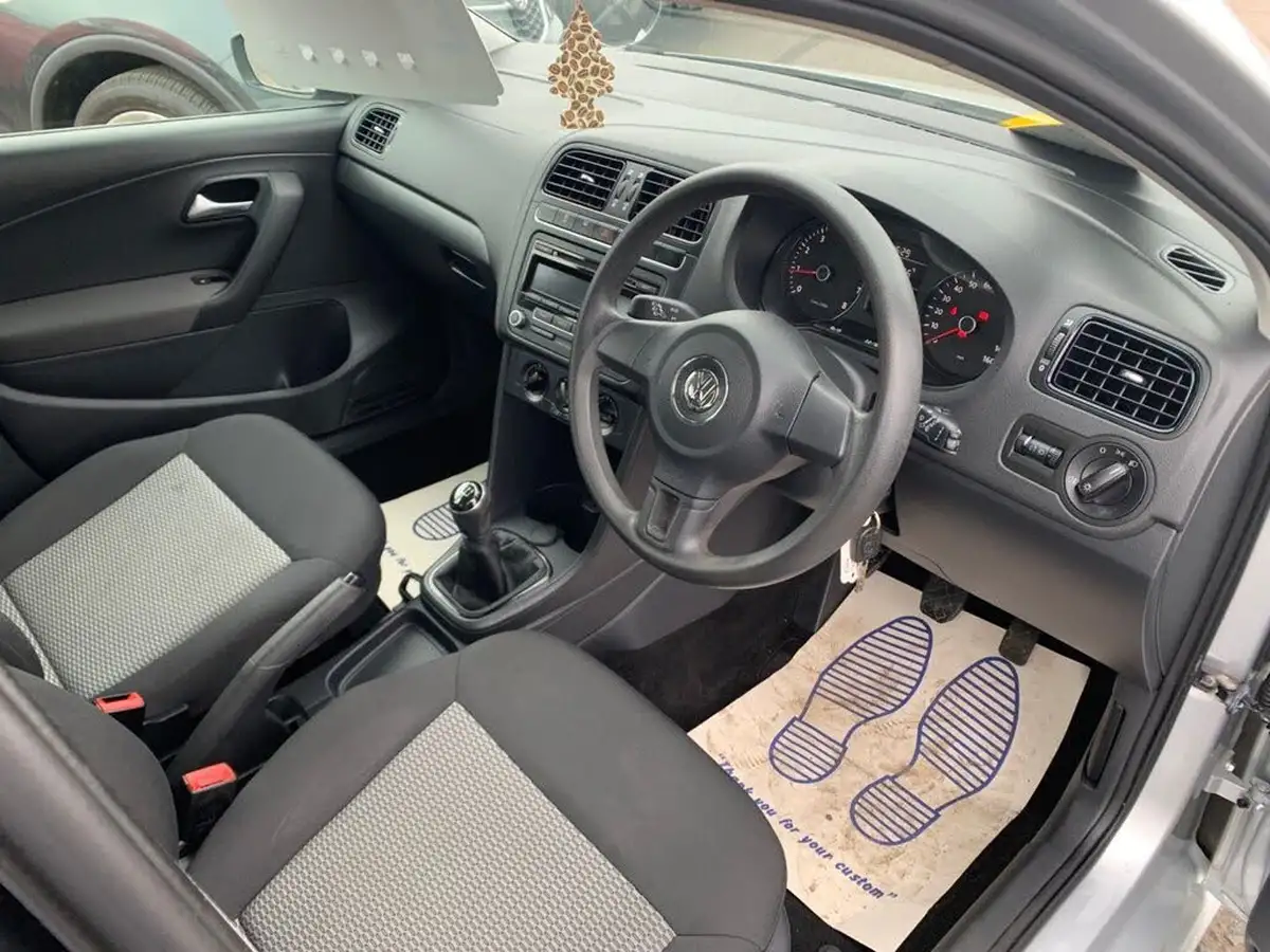2014-volkswagen-polo-12-s-5d-big-14