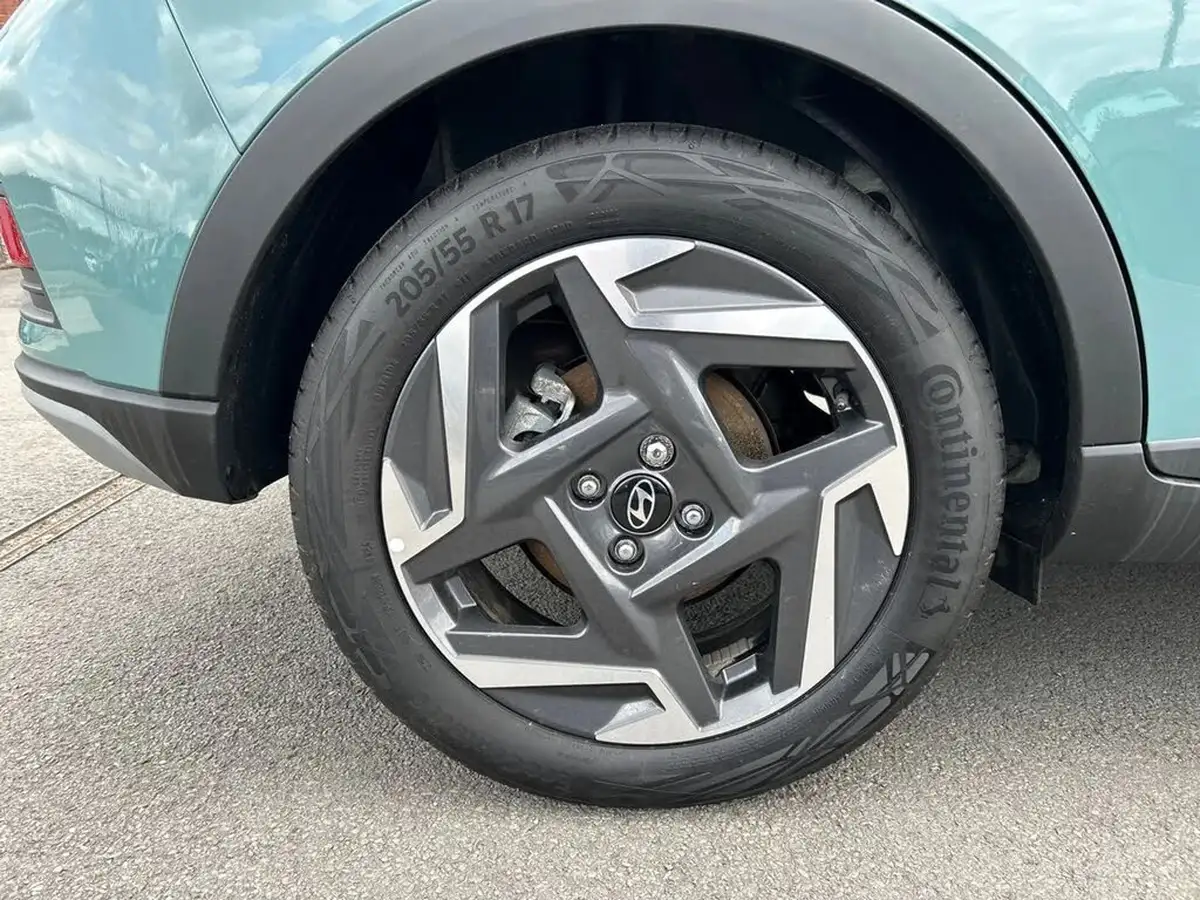2024-hyundai-bayon-10-t-gdi-premium-100ps-two-tone-roof-big-3