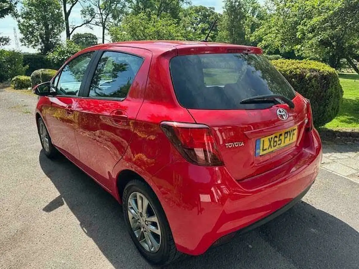 2015-toyota-yaris-10-icon-5d-big-8