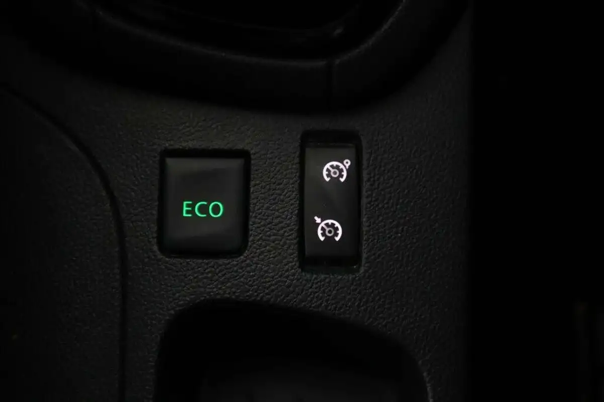 2017-renault-clio-09-tce-dynamique-s-nav-big-28