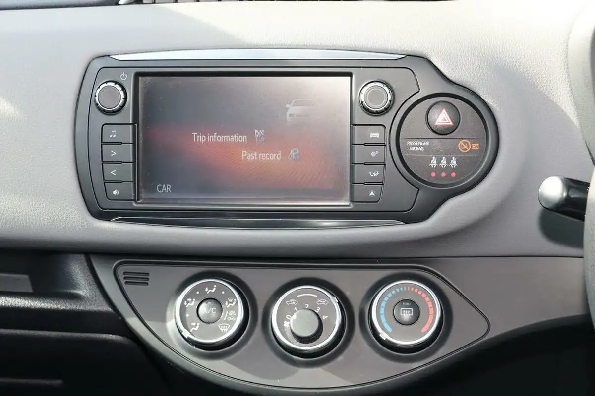 2016-toyota-yaris-10-vvt-i-icon-5d-big-6