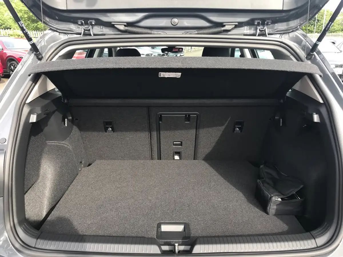 2024-volkswagen-golf-10-tsi-life-hatchback-big-6