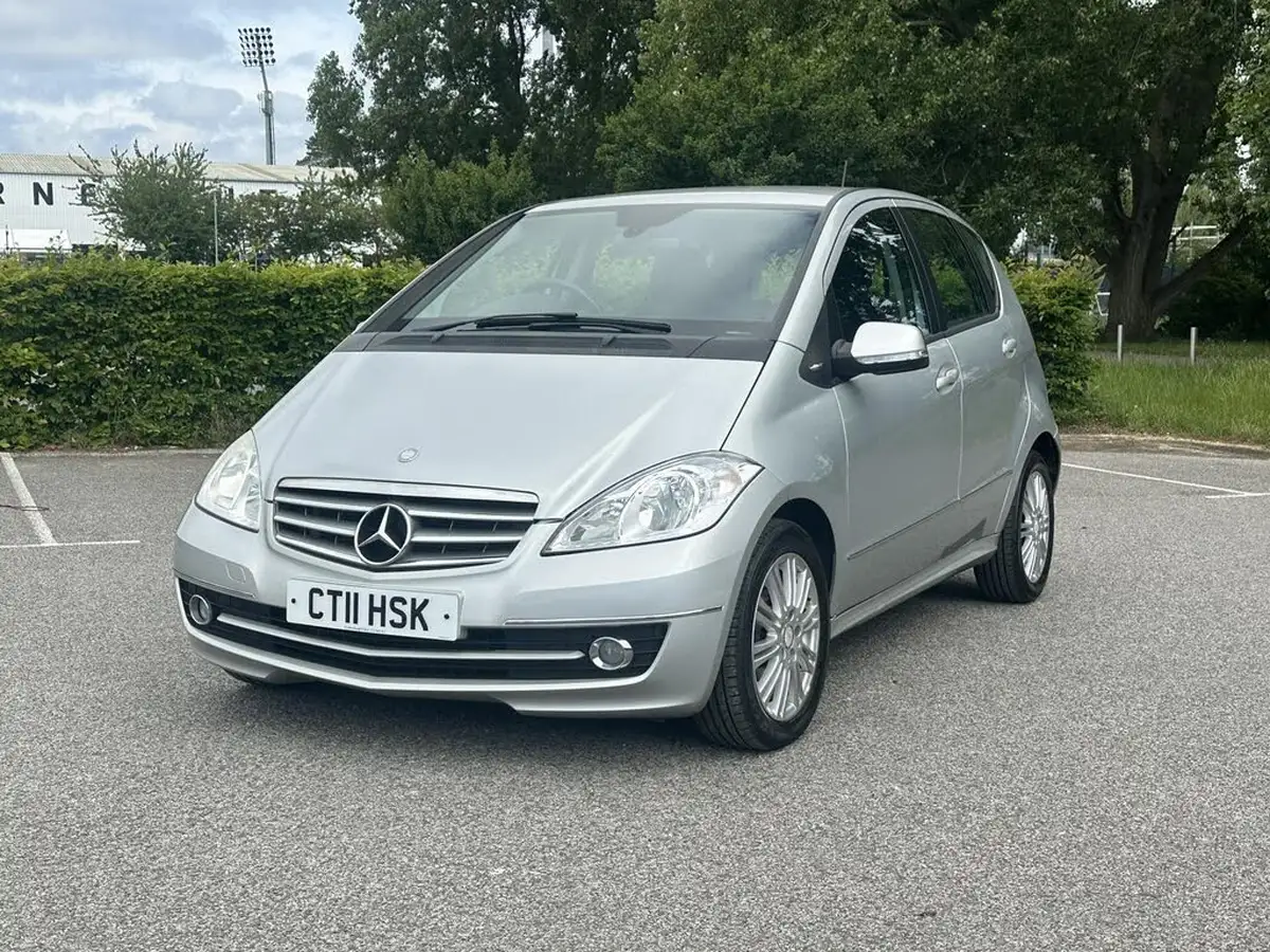 2011-mercedes-benz-a-class-15-a160-elegance-se-cvt-big-2