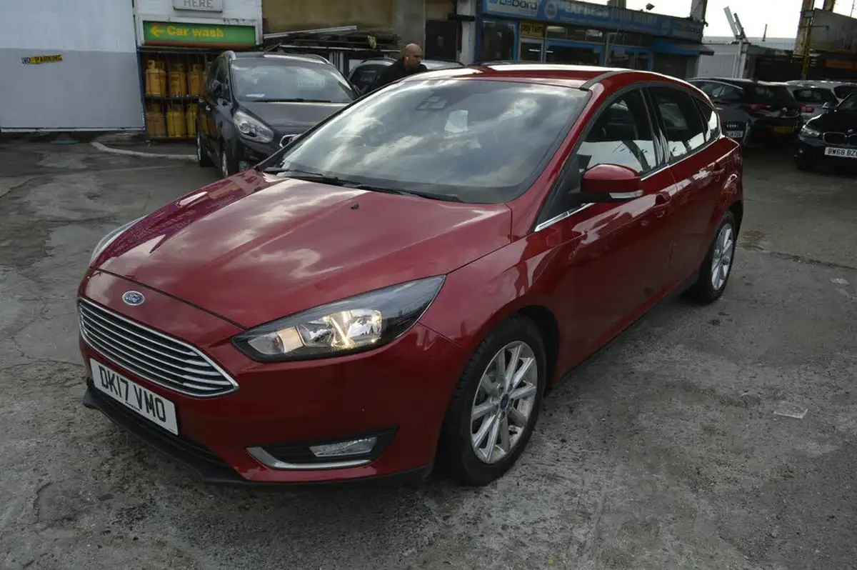 2017-ford-focus-15t-titanium-hatchback-auto-big-2
