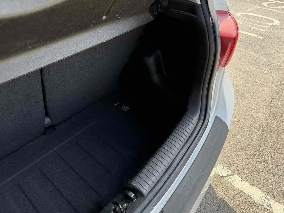 2016-hyundai-i10-12-premium-se-big-23