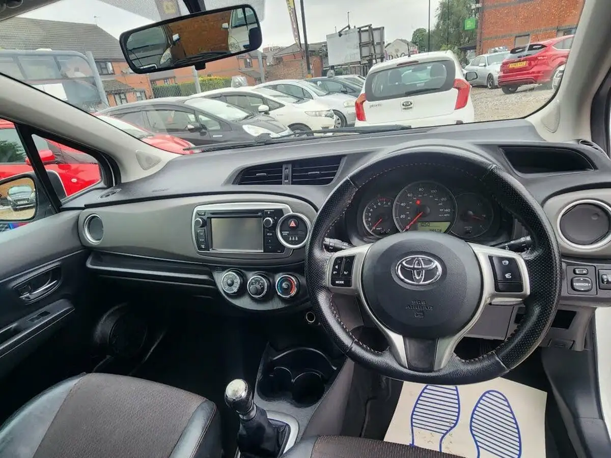 2012-toyota-yaris-133-trend-5d-big-16