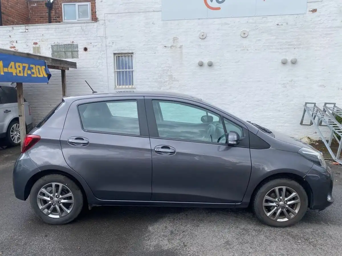2015-toyota-yaris-133-icon-vvt-i-5d-big-10