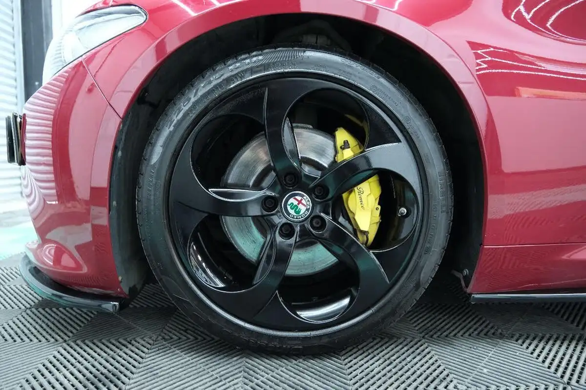 2017-alfa-romeo-giulia-20-veloce-big-18
