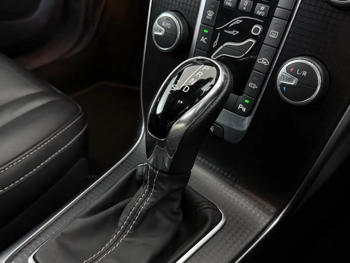 2019-volvo-v40-15-t2-r-design-edition-big-32