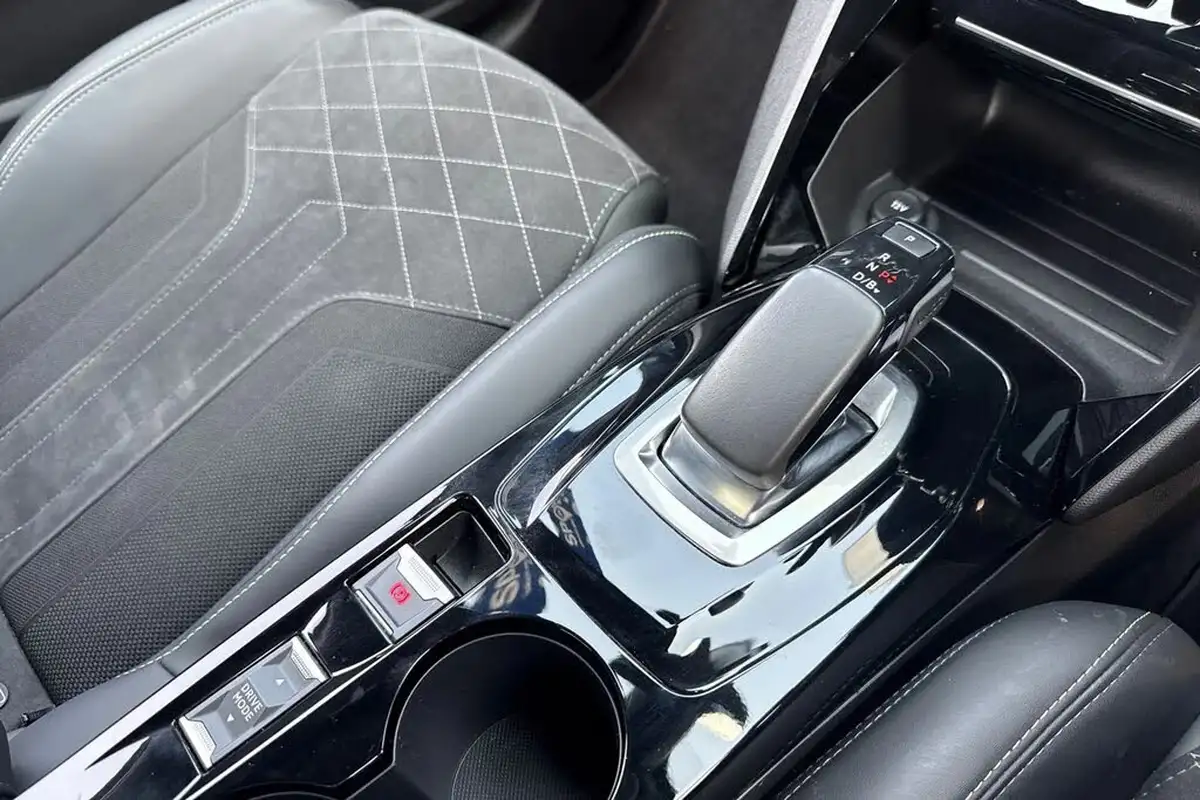 2021-peugeot-208-e-gt-premium-big-22