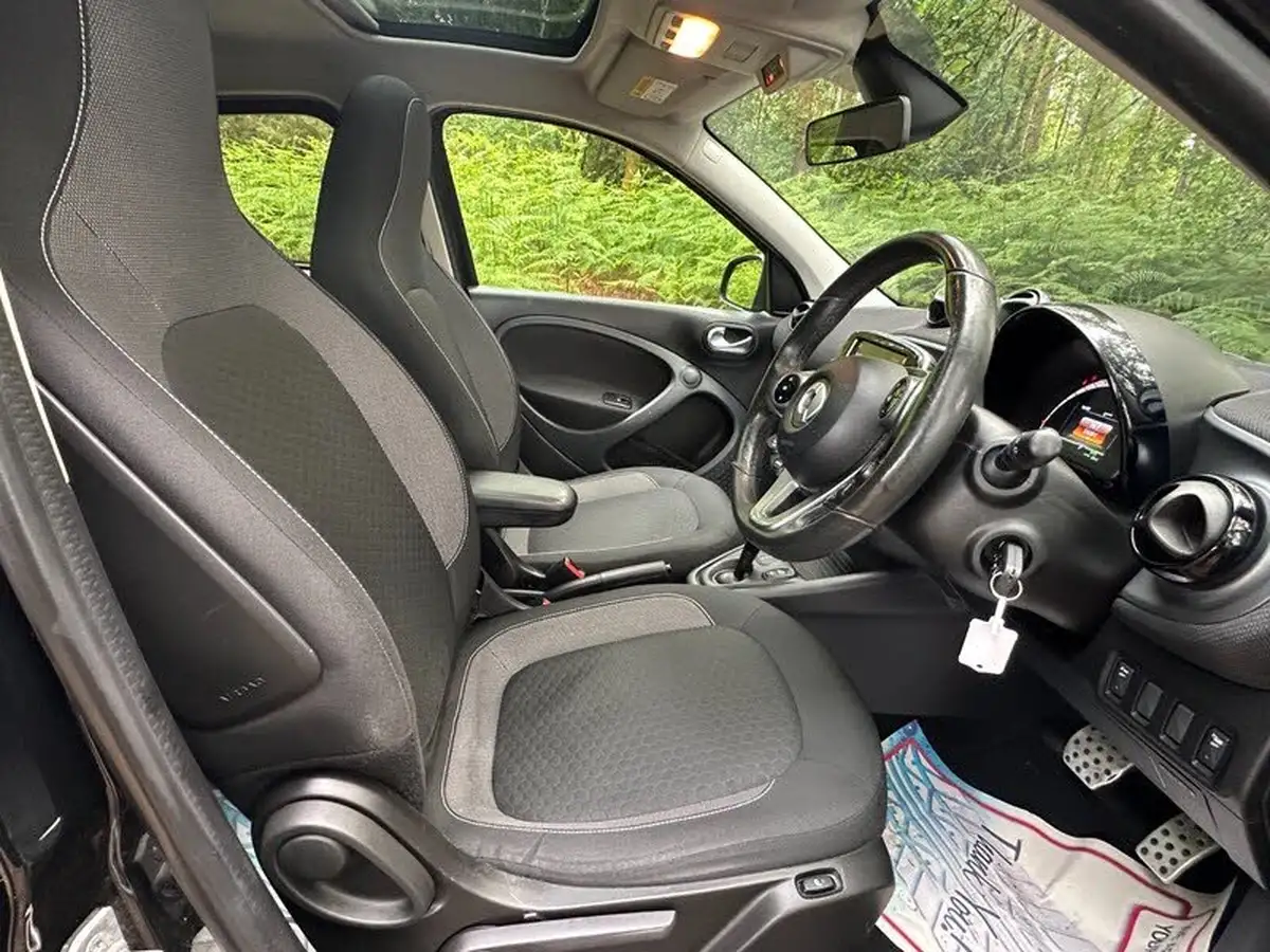 2021-smart-forfour-eq-premium-big-13