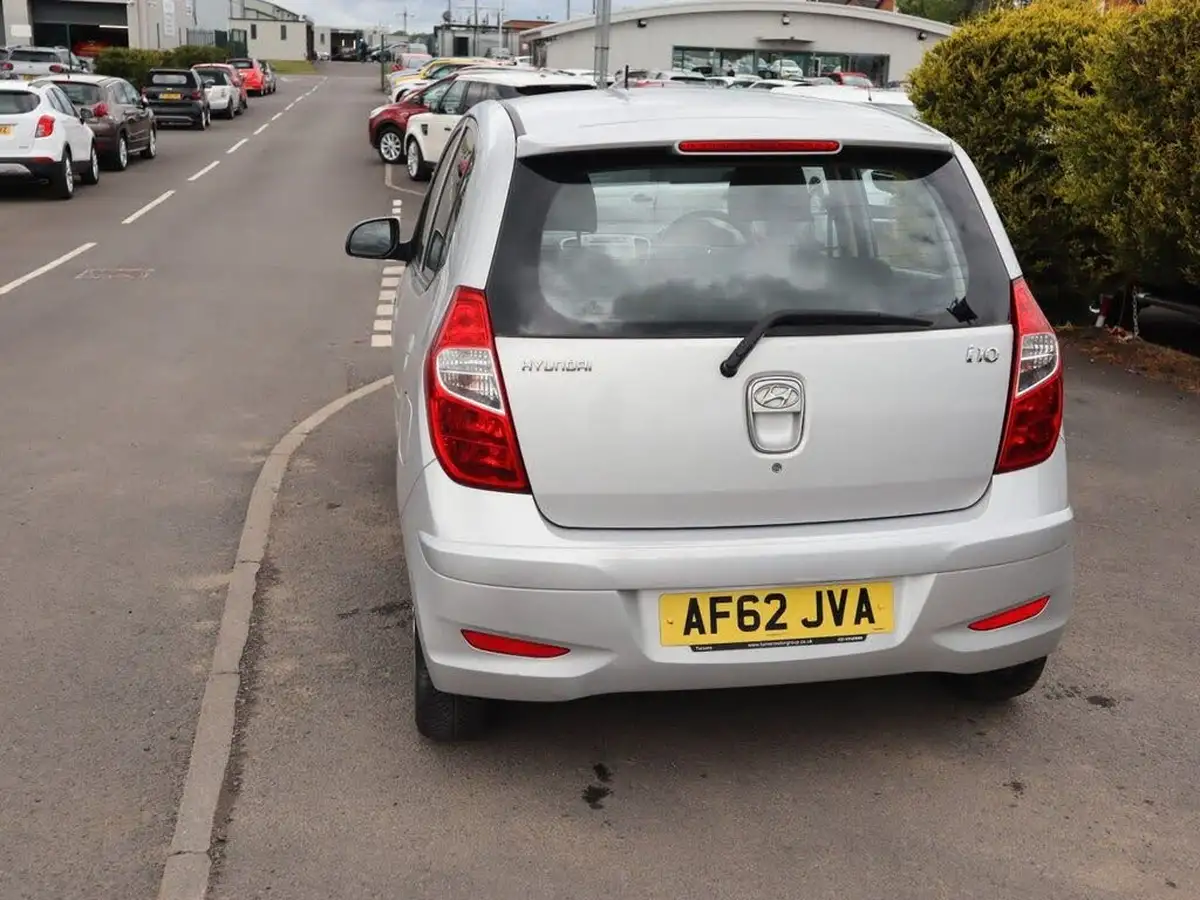 2012-hyundai-i10-12-style-85bhp-big-5
