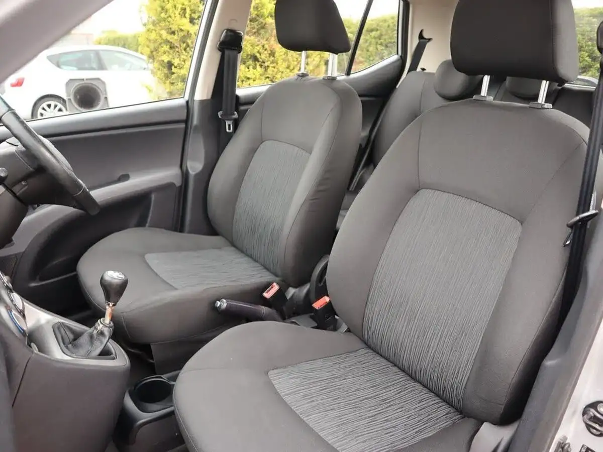 2012-hyundai-i10-12-style-85bhp-big-29