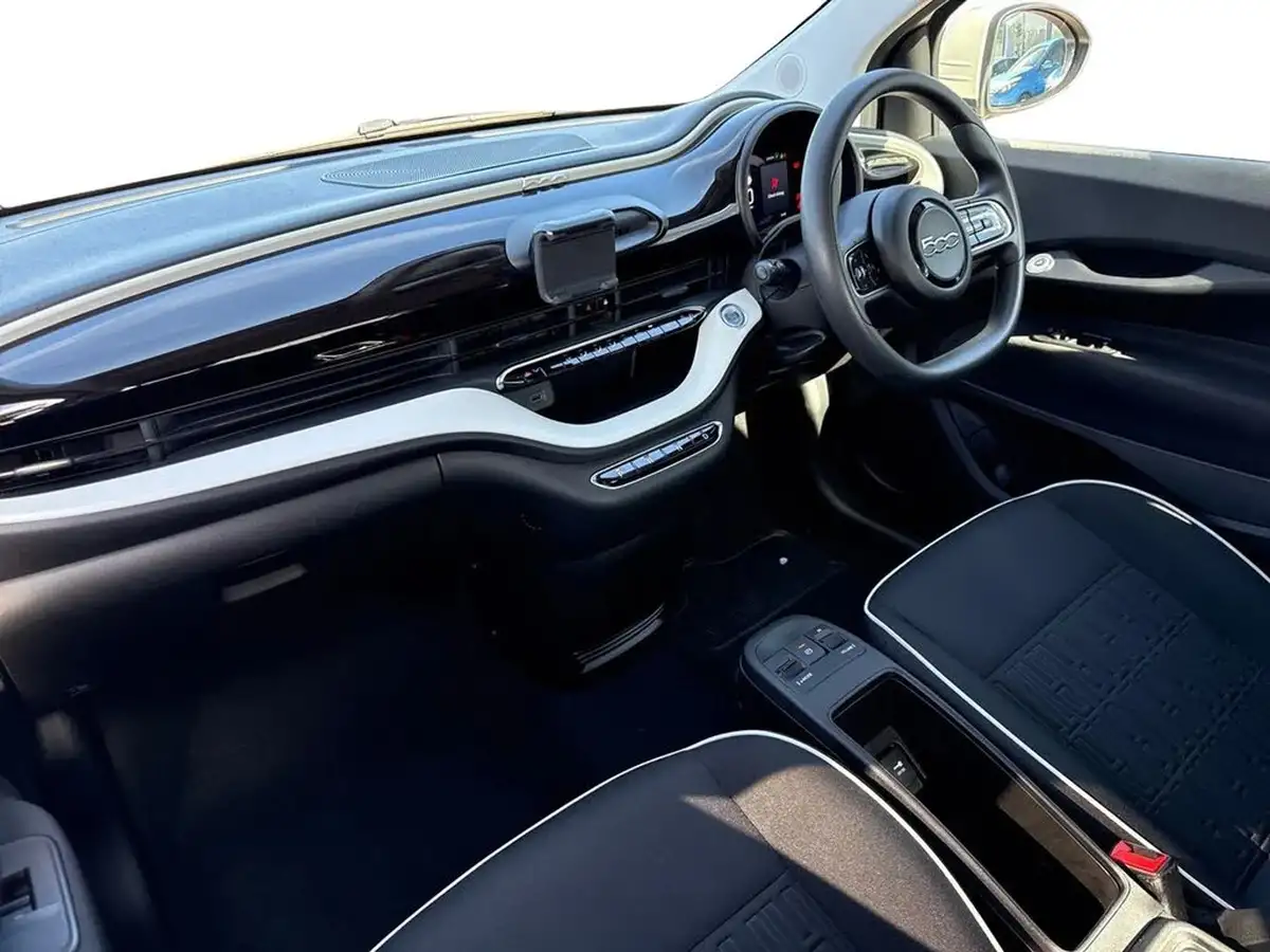 2022-fiat-500-e-action-big-6
