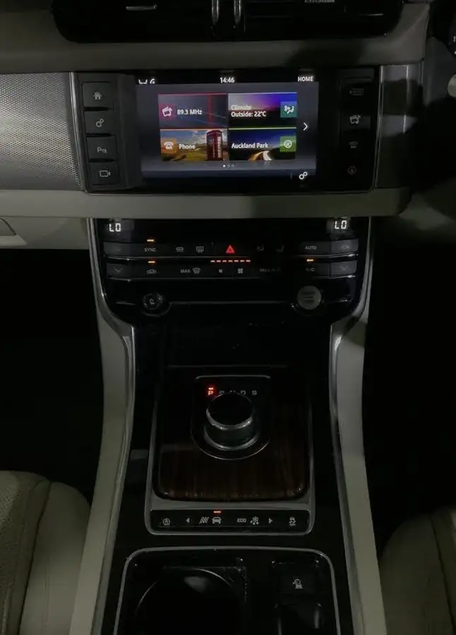 2017-jaguar-xf-20td-portfolio-180ps-saloon-4d-1999cc-auto-big-24
