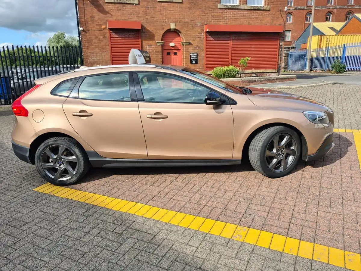 2013-volvo-v40-16td-d2-cross-country-lux-powershift-big-18