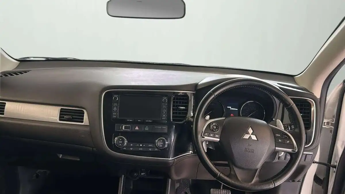 2015-mitsubishi-outlander-20-gx4h-phev-big-39