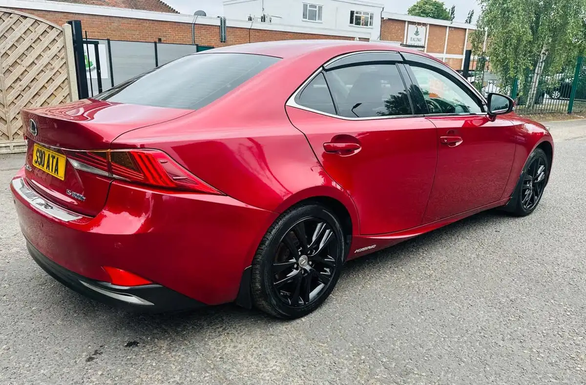 2017-lexus-is-300h-25-advance-big-9