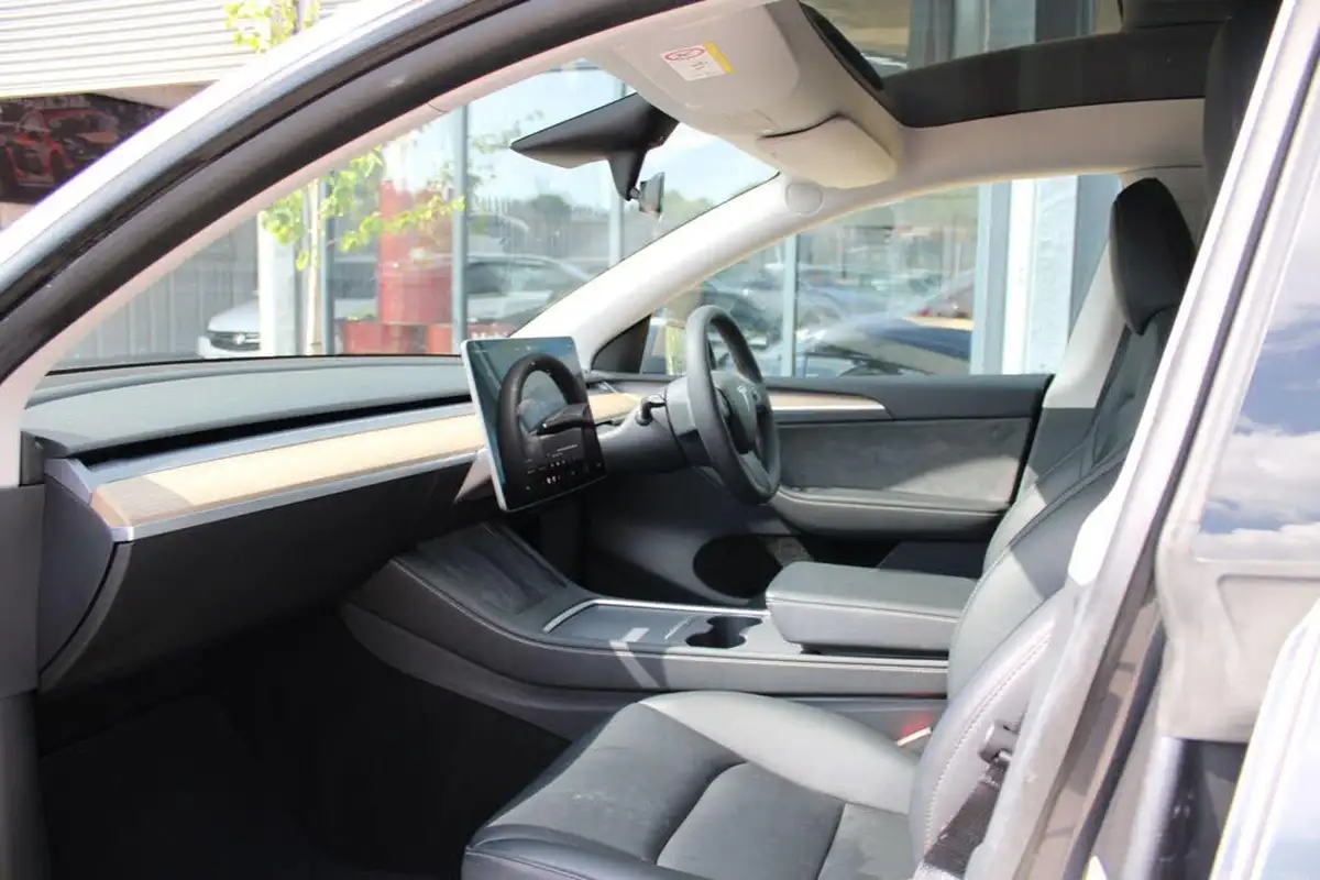 2022-tesla-model-y-e-long-range-big-11