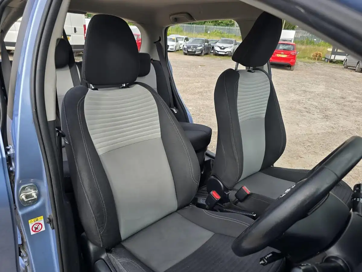2017-toyota-yaris-15-vvt-i-icon-tech-98bhp-hybrid-1497cc-e-cvt-big-22