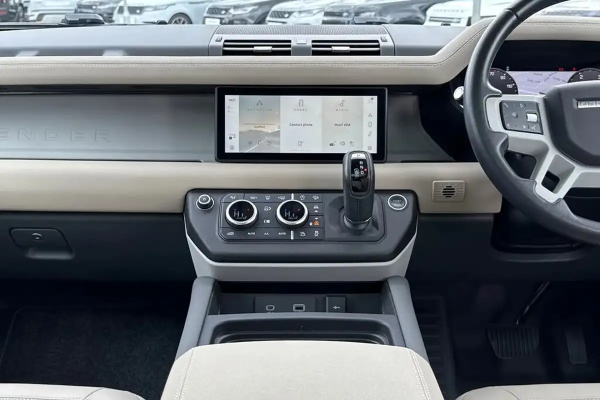 2022-land-rover-110-defender-30-d250-xs-edition-big-14