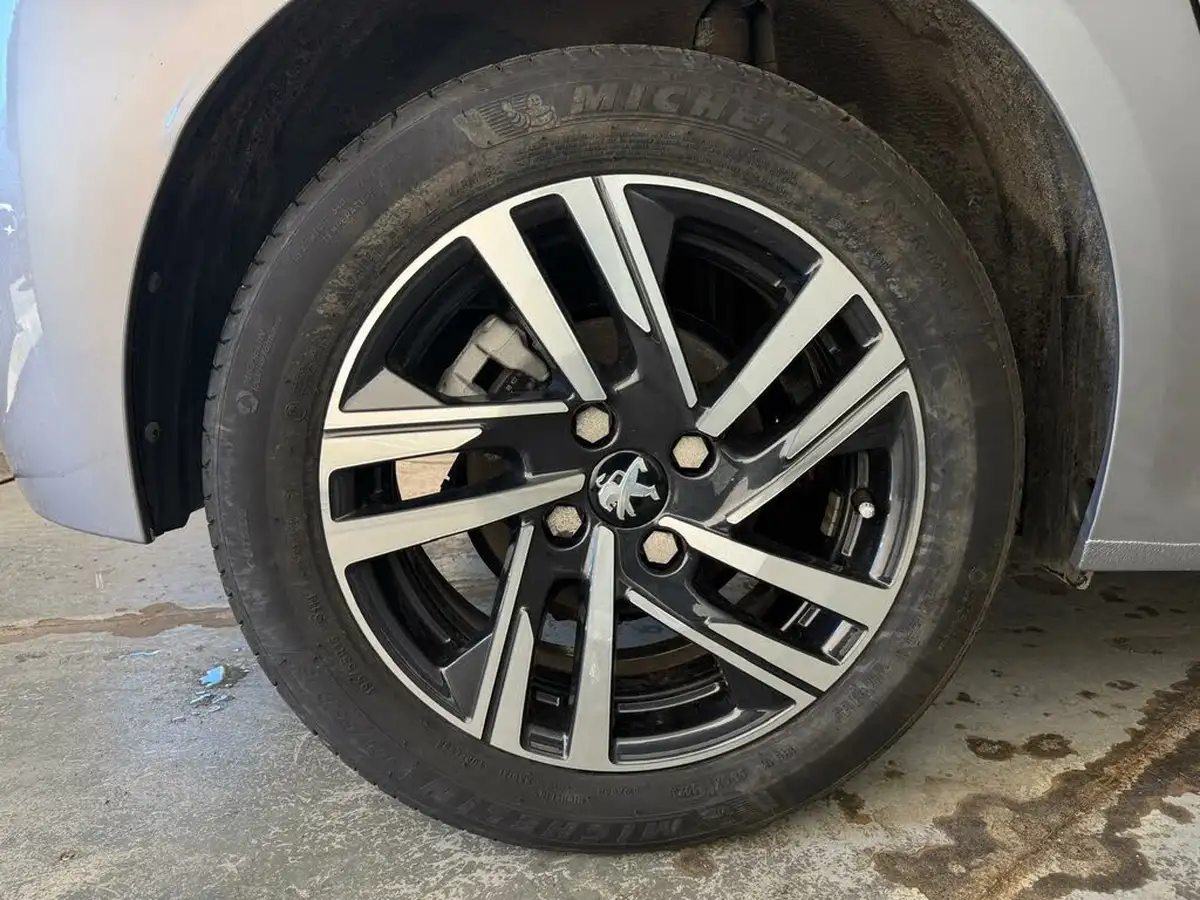 2023-peugeot-208-12-puretech-active-premium-100ps-eat8-big-25