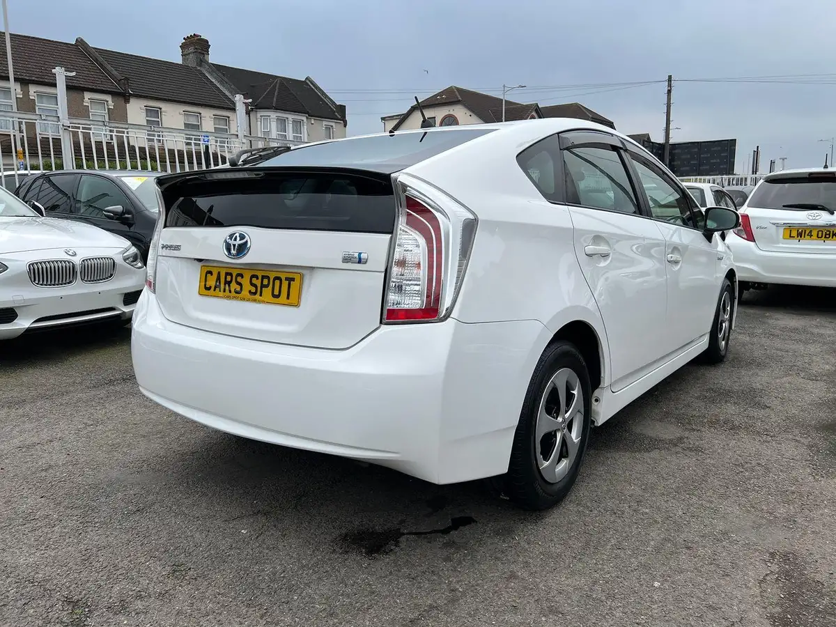 2014-toyota-prius-big-4