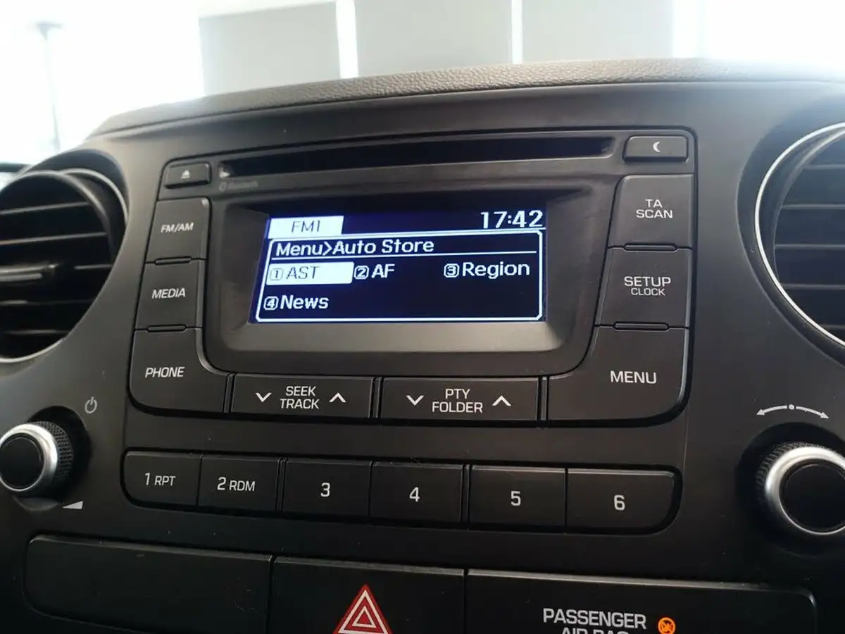 2015-hyundai-i10-12-premium-se-big-32