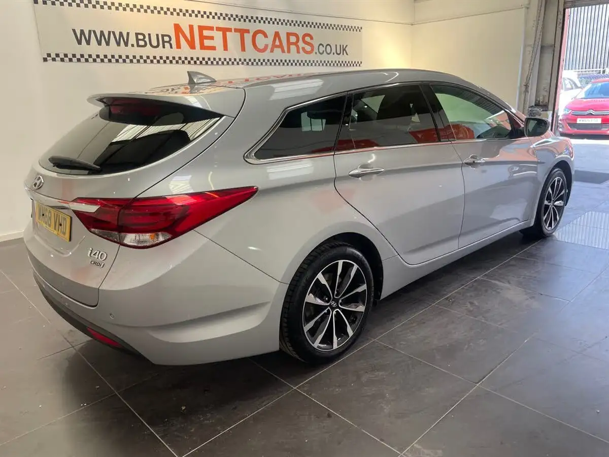2019-hyundai-i40-16crdi-se-nav-115ps-tourer-5d-big-10