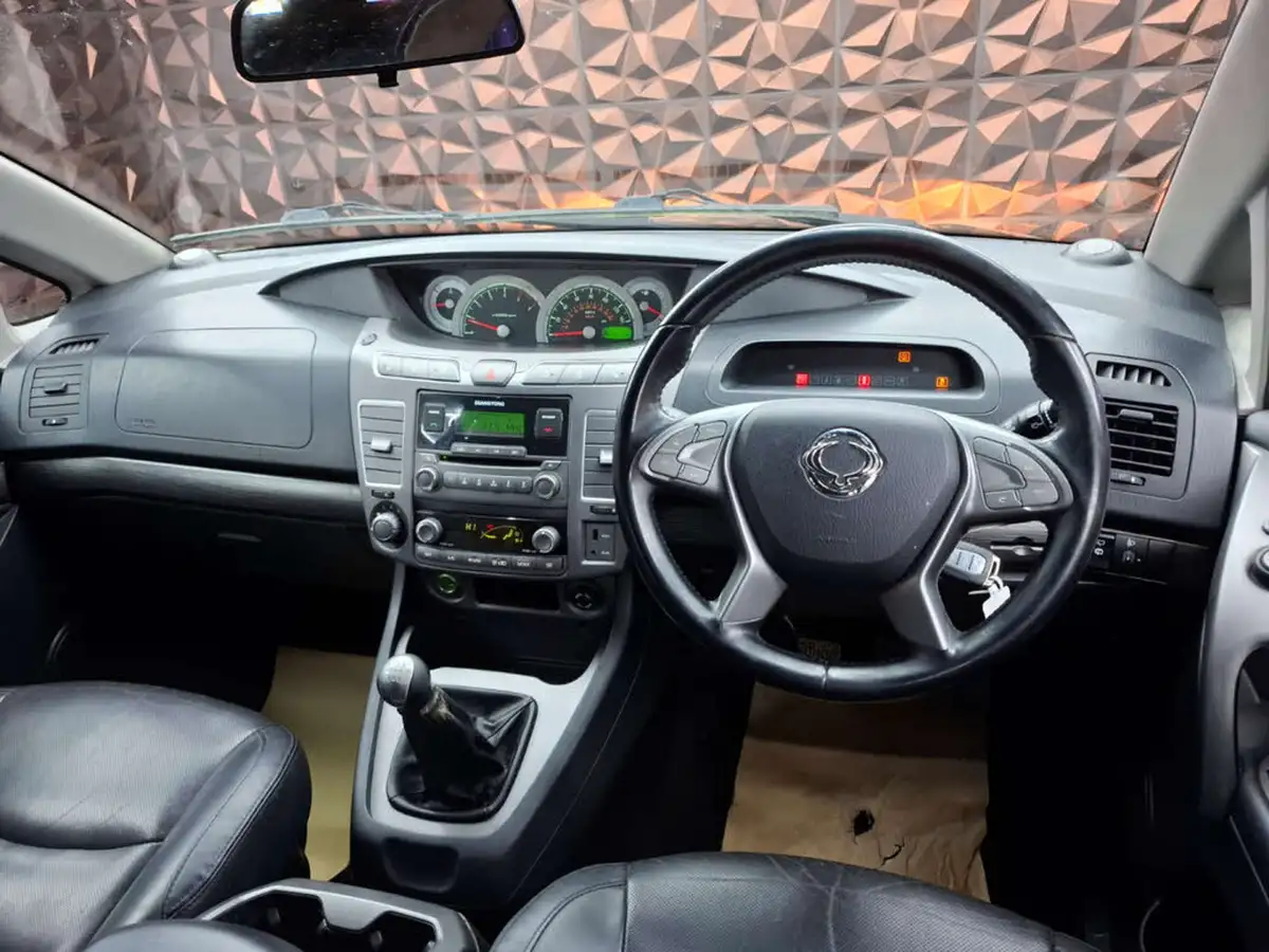 2016-kgm-ssangyong-turismo-22td-ex-big-45