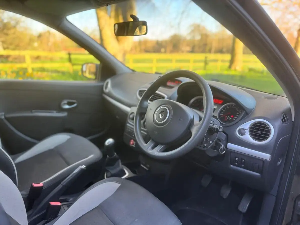 2010-renault-clio-12-expression-16v-75bhp-hatchback-big-2