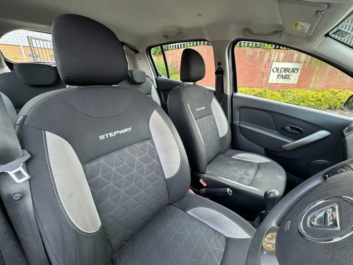 2015-dacia-sandero-stepway-09-laureate-big-14