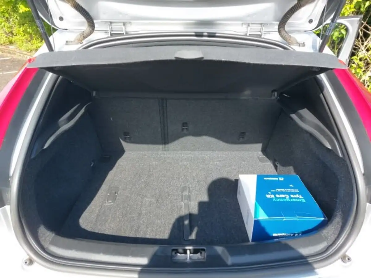 2019-volvo-v40-15-t3-r-design-edition-big-7