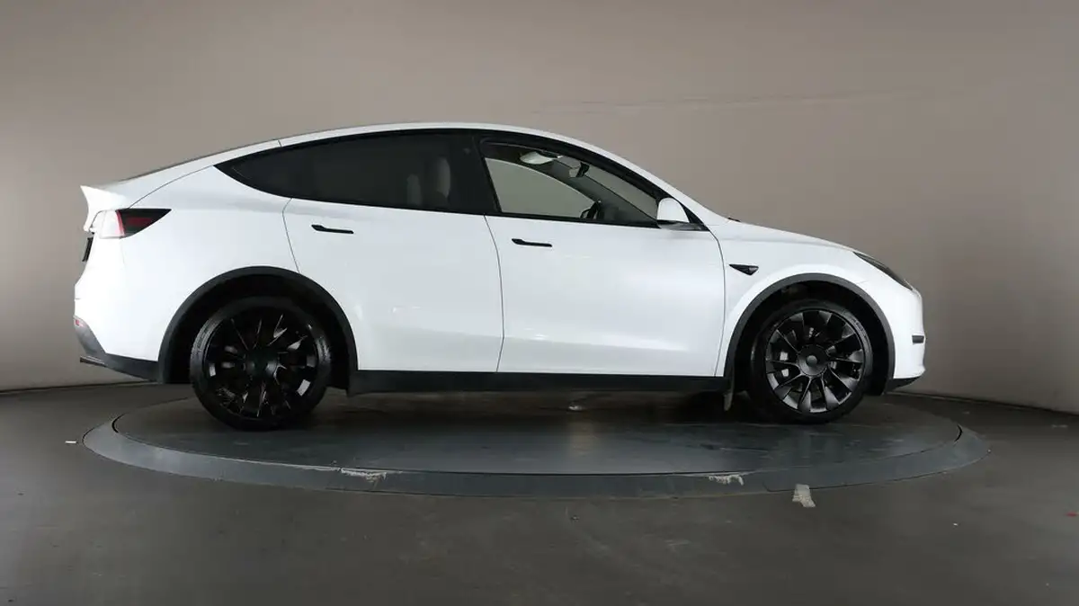 2022-tesla-model-y-e-long-range-big-61