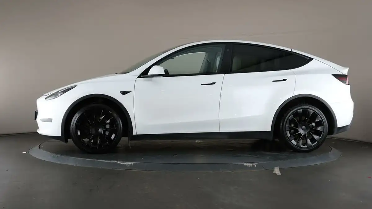 2022-tesla-model-y-e-long-range-big-37