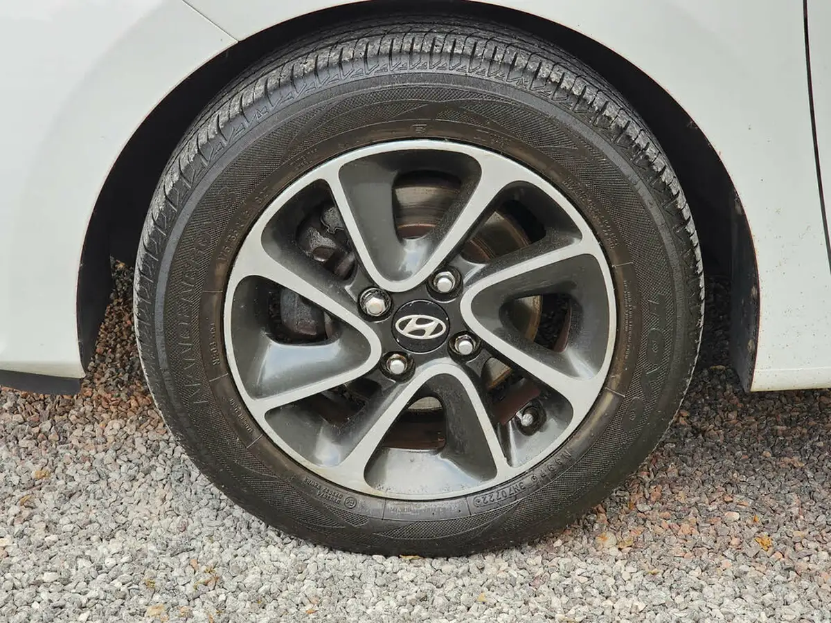 2017-hyundai-i10-10-premium-big-17