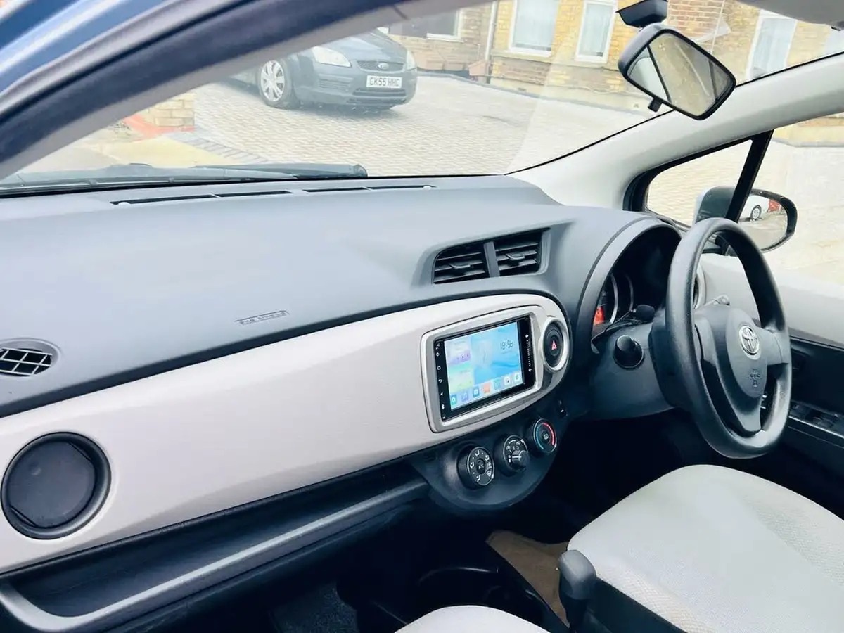 2013-toyota-yaris-big-24
