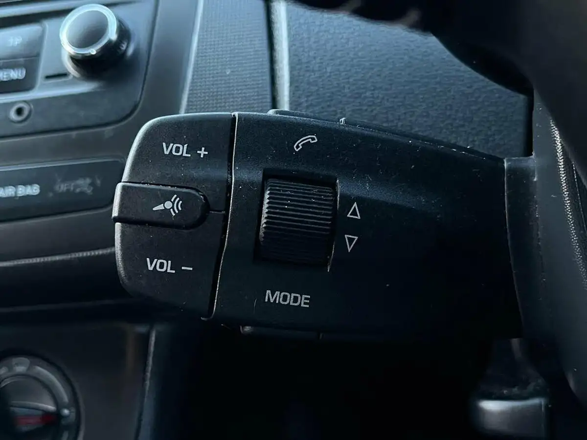 2015-seat-ibiza-14-toca-hatchback-5d-big-18
