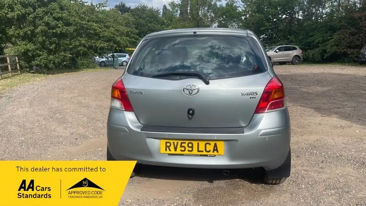 2009-toyota-yaris-133-tr-5d-mmt-big-5