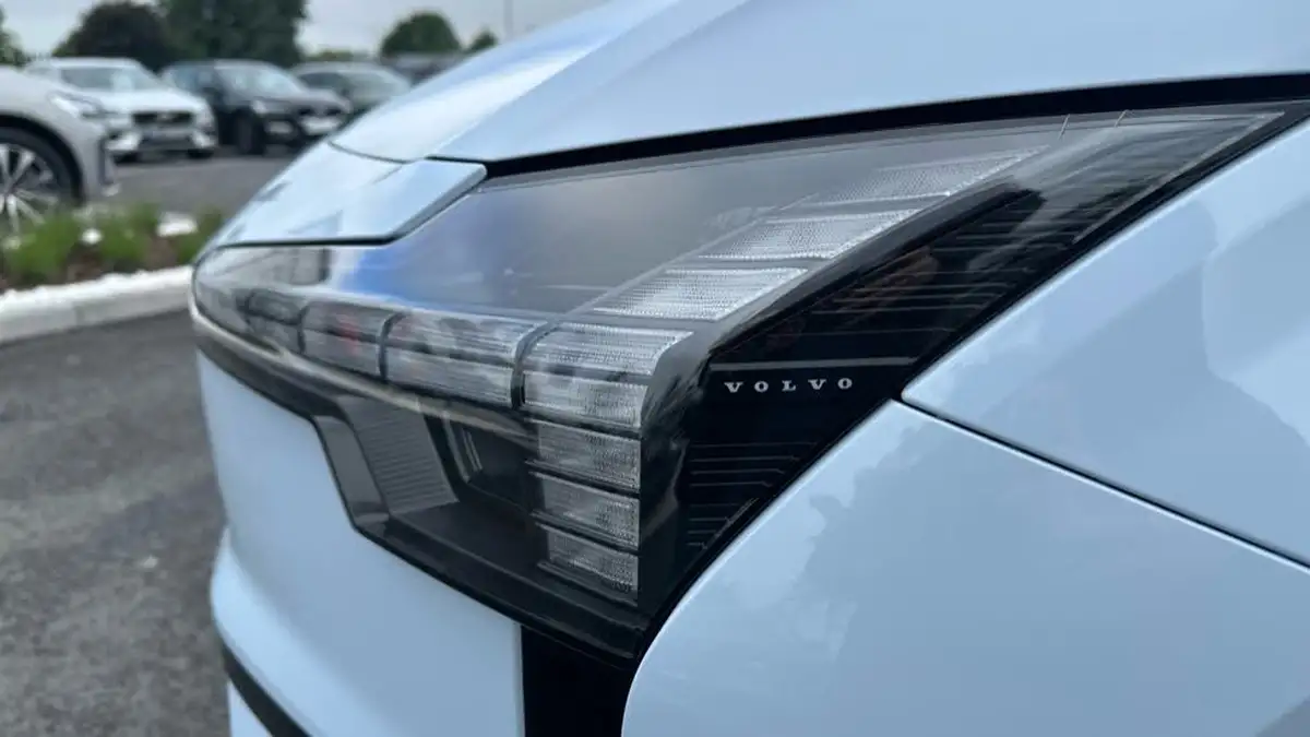 2024-volvo-ex30-e-single-motor-plus-extended-range-big-16