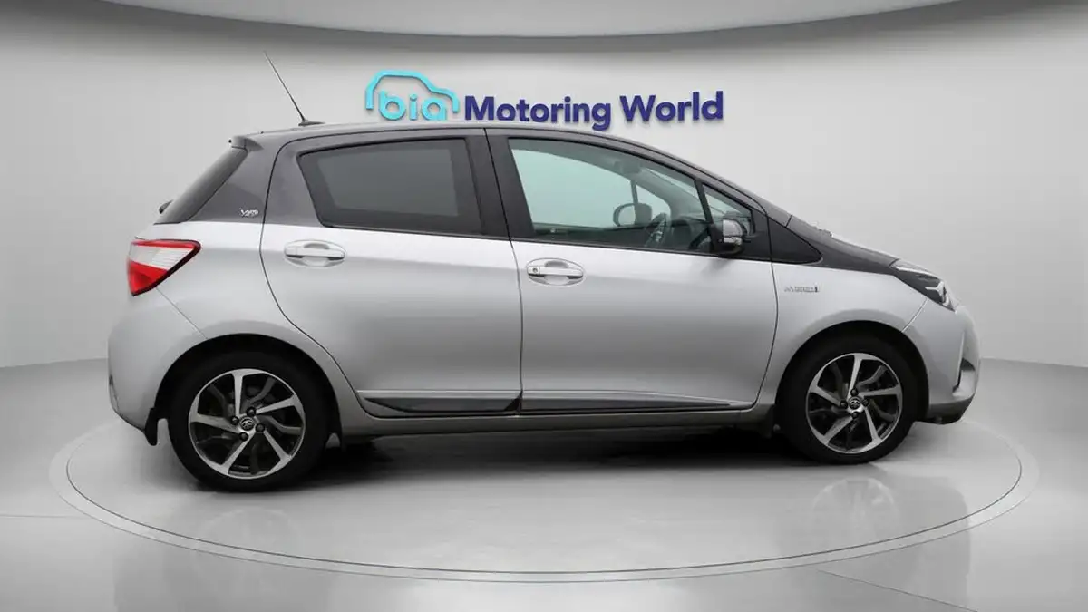 2020-toyota-yaris-15-vvt-i-y20-98bhp-hybrid-1497cc-e-cvt-big-10